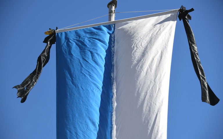 Bayerische Fahne Standarte mit Trauerflor