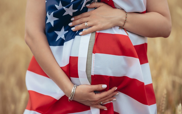 Schwangere USA Flagge Bauch Kornfeld