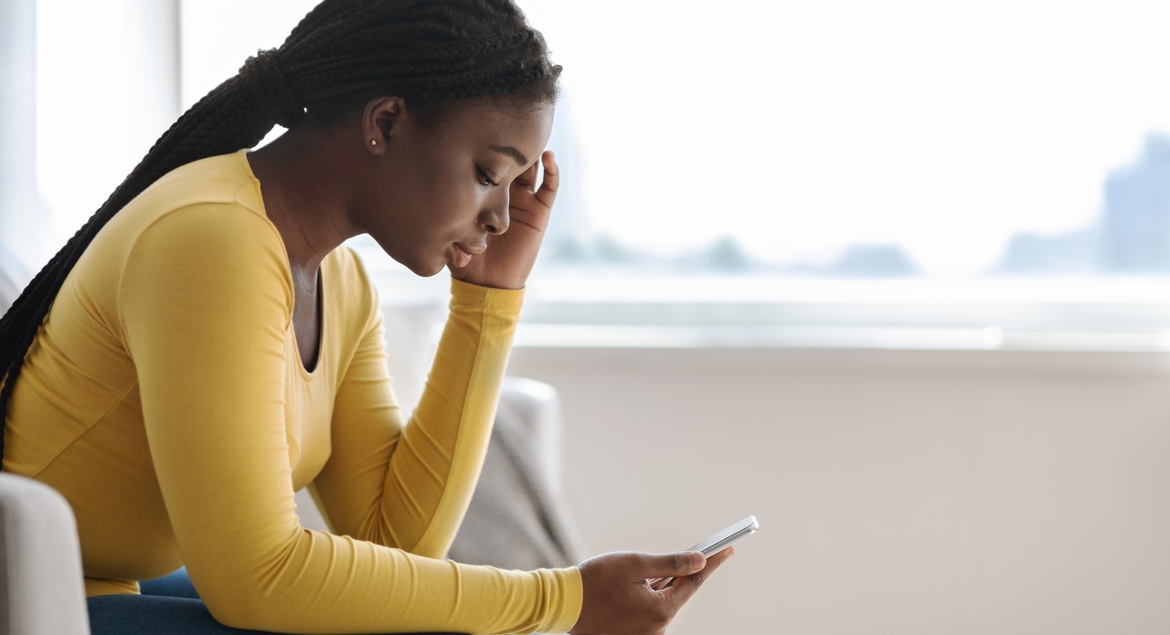 Frau googelt Handy Neu 3