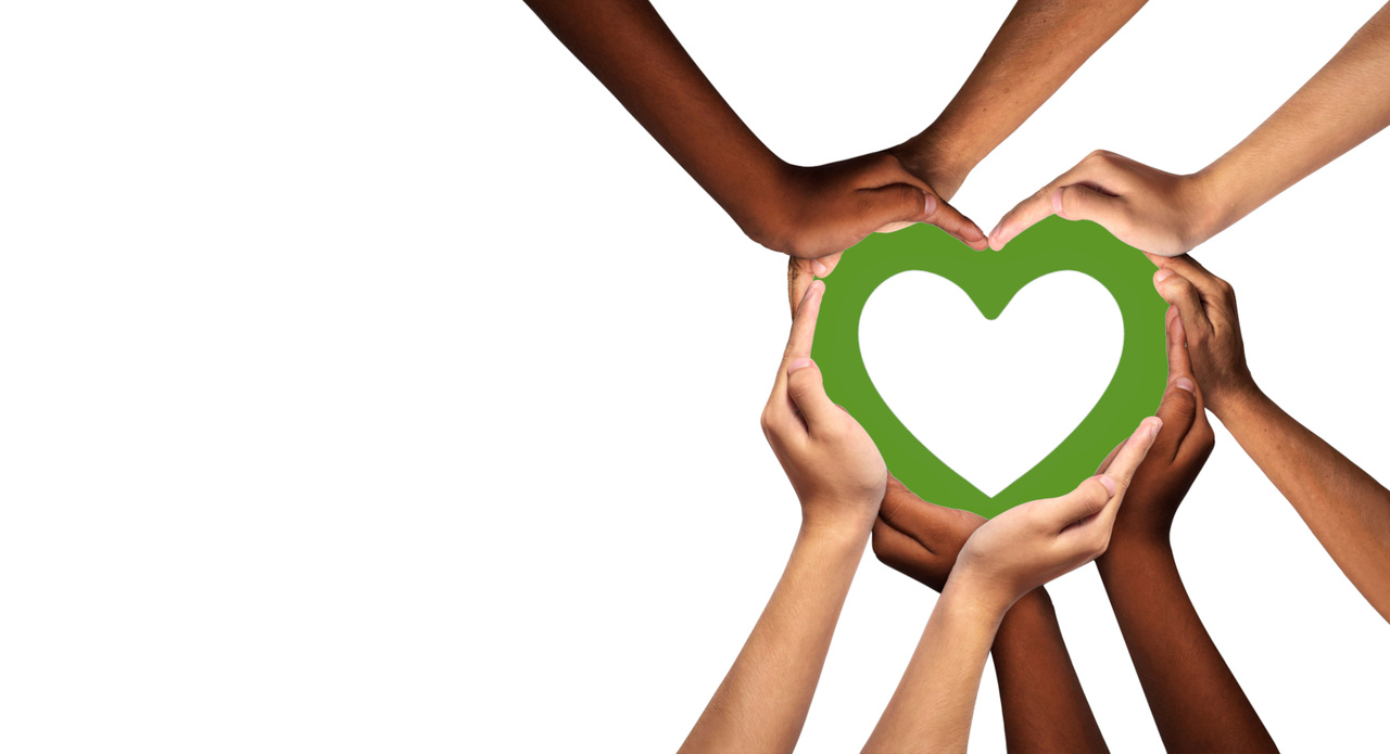 Viele Hände bilden ein grünes 1000plus Herz