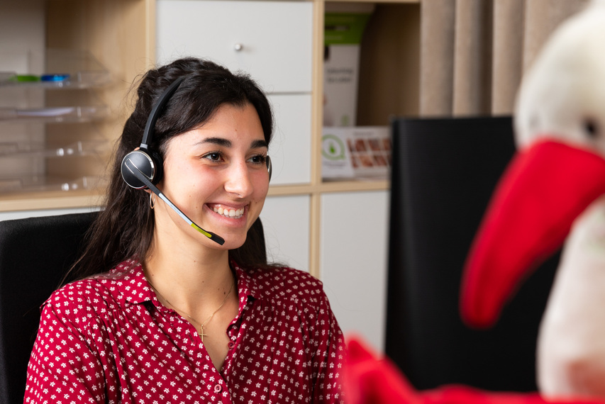 Mitarbeiterin Dorothee bei der Spenderbetreuung mit Headset am Computer