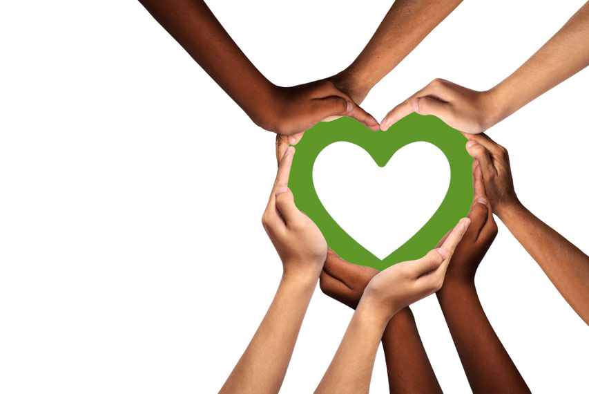 Viele Hände bilden ein grünes 1000plus Herz