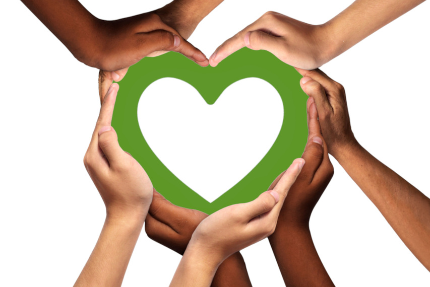 Viele Hände bilden ein grünes 1000plus Herz